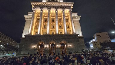 Районът около парламента осъмна спокоен след нощ на напрежение