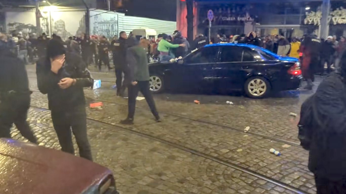 Атака срещу депутатска кола: Трима задържани след снощния протест