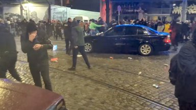 Протестиращи атакуваха депутатска кола, жандармерията отвърна със сълзотворен газ