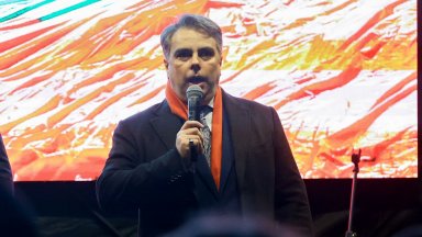 Асен Василев вдигна протеста на крака с оперно изпълнение на химна