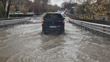 Сандански и Петрич под вода след проливни валежи, реката Лешница преля (видео)