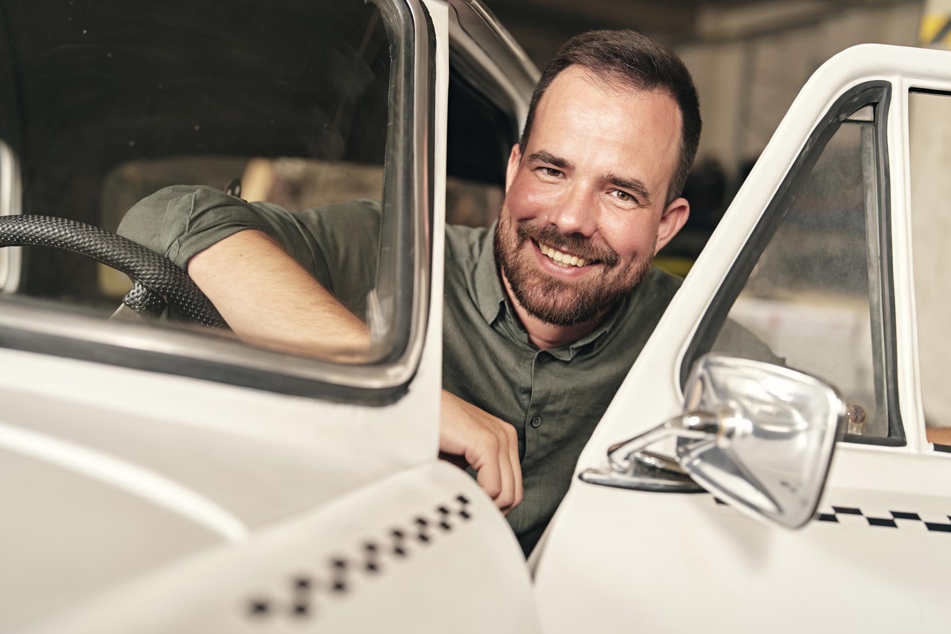 Дизайнерът Мартин Паклт в оригиналната Skoda 100