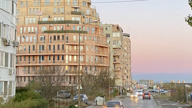 Без страх от еврото, но под натискa на цените: Защо младите не бързат да купуват имоти?