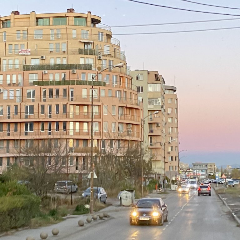 Без страх от еврото, но под натискa на цените: Защо младите не бързат да купуват имоти?