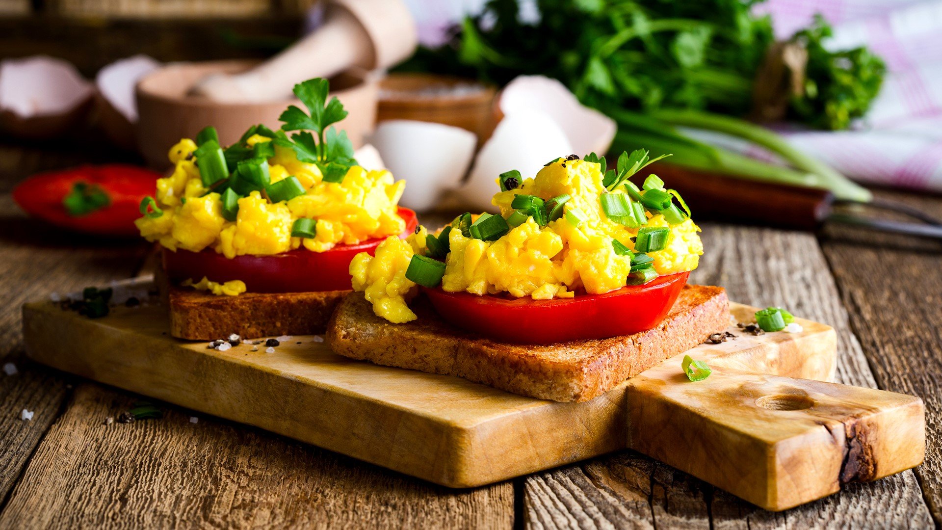 Тостове с домат и бъркани яйца