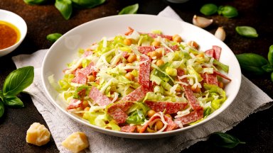 Свежа салата с луканков салам и айсберг