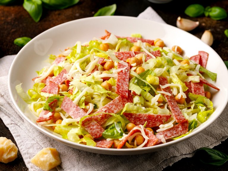 Свежа салата с луканков салам и айсберг