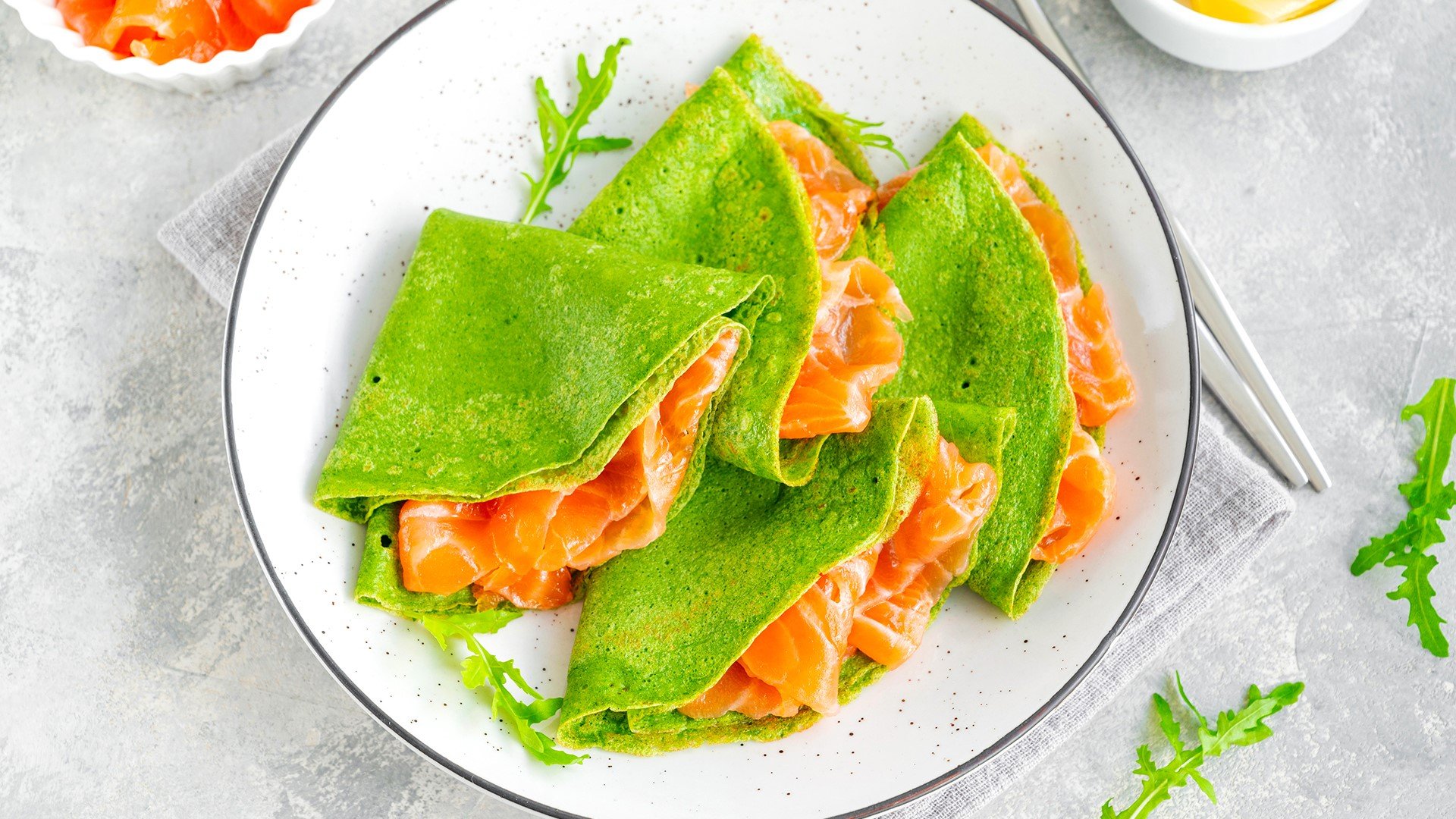 Спаначени палачинки с пушена сьомга и извара