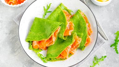 Спаначени палачинки с пушена сьомга и извара