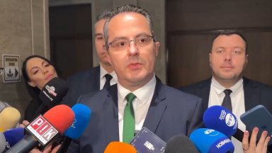 Цончо Ганев: Стъклена бутилка за малко да удари по главата Ивайло Мирчев