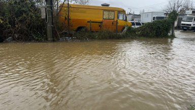 Заради наводненията: Призоваха жителите на Сандански да ограничат пътуванията (видео)