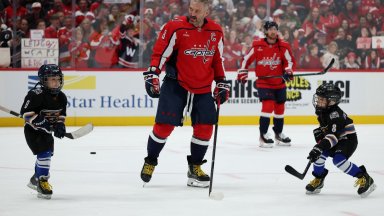 Трима Овечкин: Видео с легендарния №8 и децата му на леда преди мач стана хит