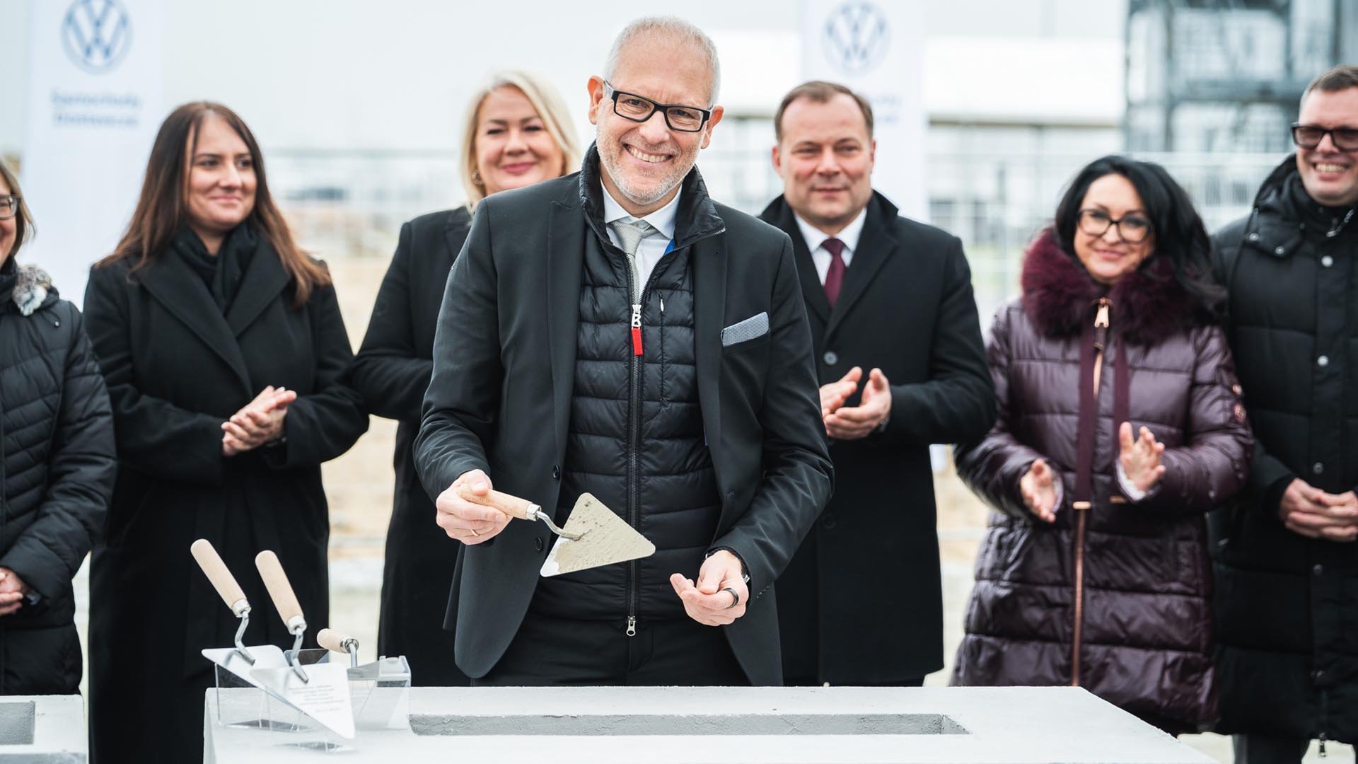 Щефан Меха, главен изпълнителен директор на Volkswagen Лекотоварни автомобили (в средата)