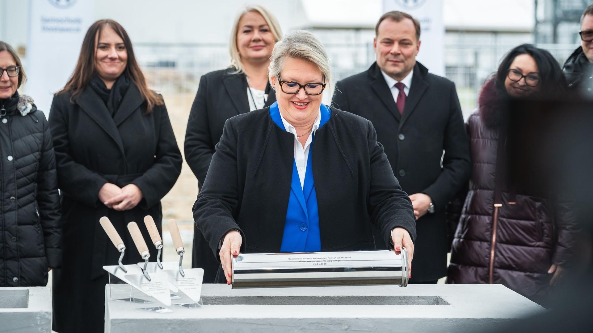Основният камък за разширяването на завода на Volkswagen Лекотоварни автомобили във Вжешня е положен от Стефани Хегелс, председател на управителния съвет на Volkswagen Познан
