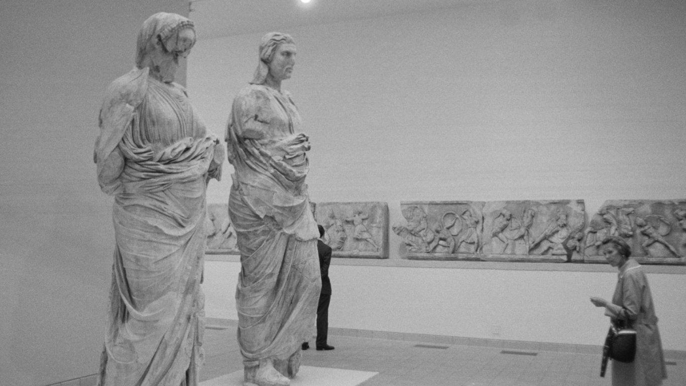 Тя се омъжва за брат си и създава едно от чудесата на древния свят