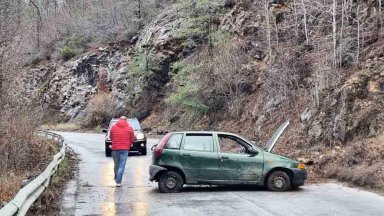 Шофьор с 4,38 промила алкохол се заби в скат на пътя Смилян-Арда (снимки)