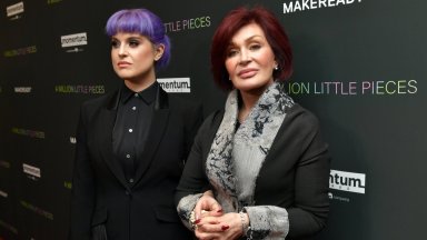 Шарън и Кели Озбърн се появиха за първи път на червения килим след смъртта на Ози