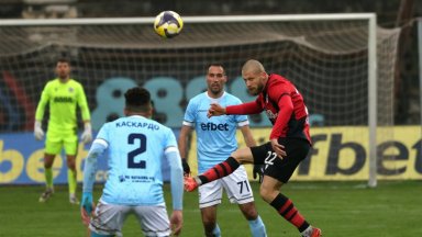 Локо и Арда откриха кръга с кално и трудно за гледане 0:0