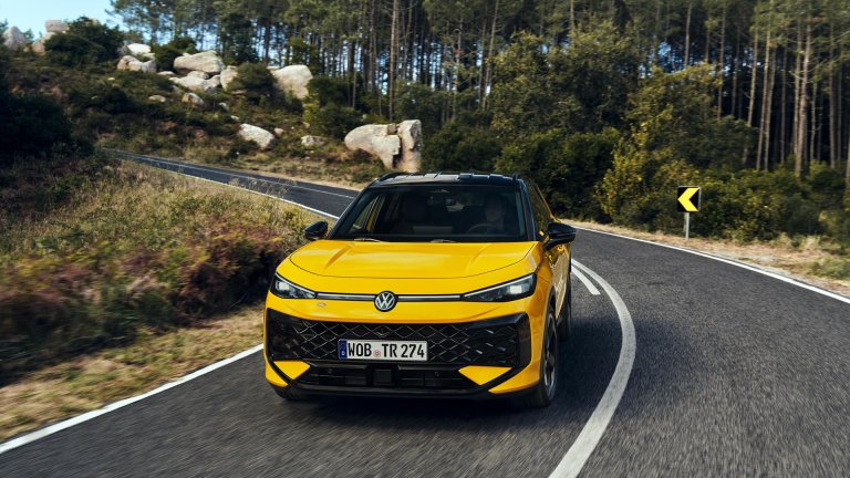 Новият Volkswagen T-Roc „открадна“ екстри от Tiguan и Tayron (тест-драйв)