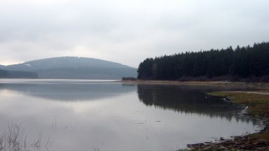 Рязко покачване на нивото – започна контролирано изпускане на язовир "Студена"