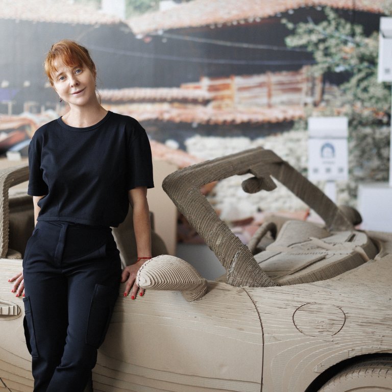 Жени Илиева и нейният детски свят от масивен картон