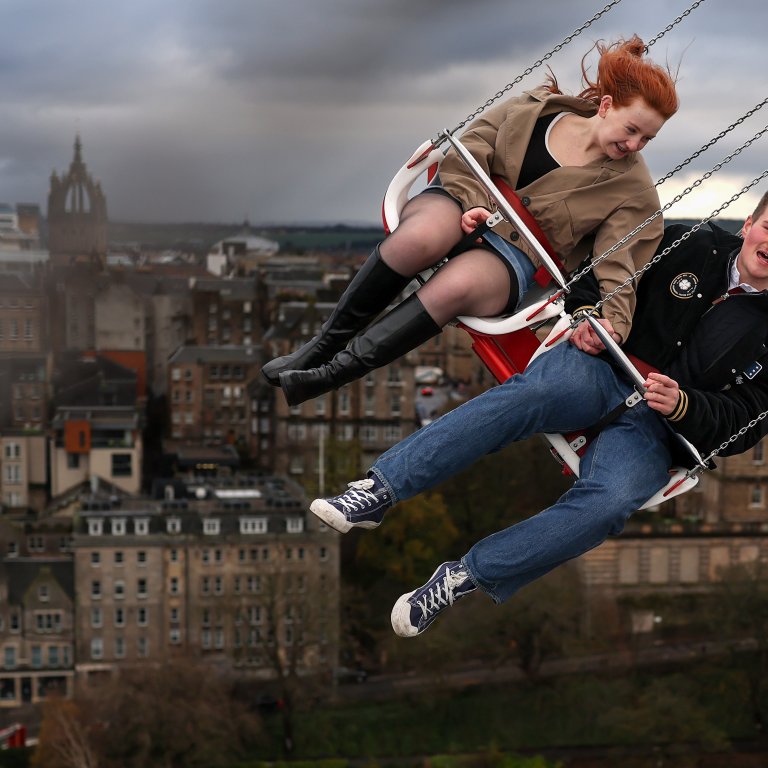 Снимки на седмицата: Коледни светлини, супер балони и доста граждански шум