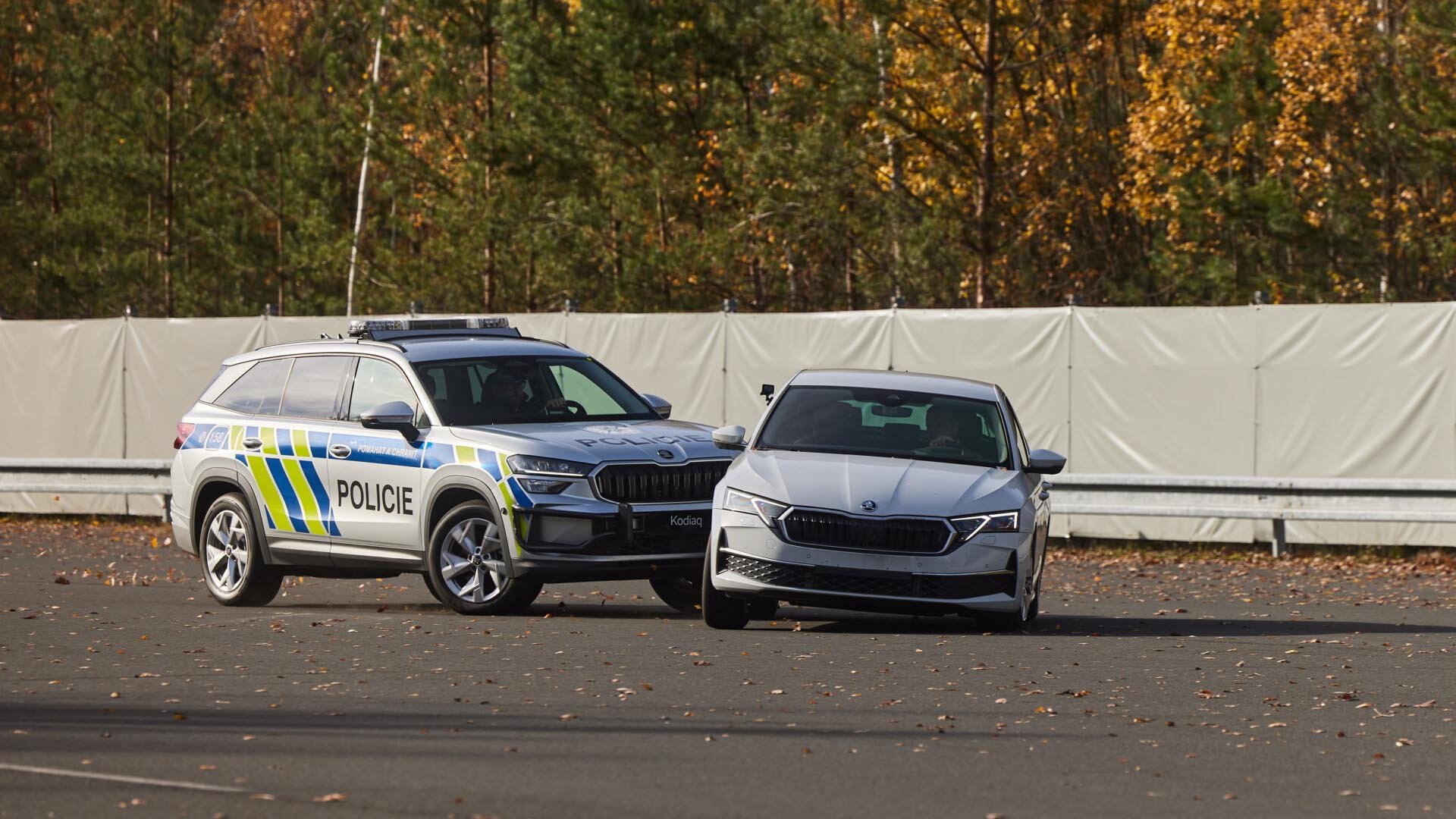 Skoda Kodiaq RS избутва бягаща кола близо до задното колело, което го кара да се завърти и да спре