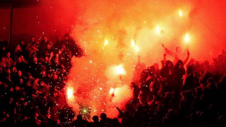 Хаос в Прага, бой с факли прекъсна голямото дерби на Чехия