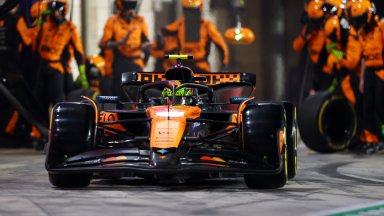 Пилотите на "Макларън" разкритикуваха шефовете за обърканото състезание