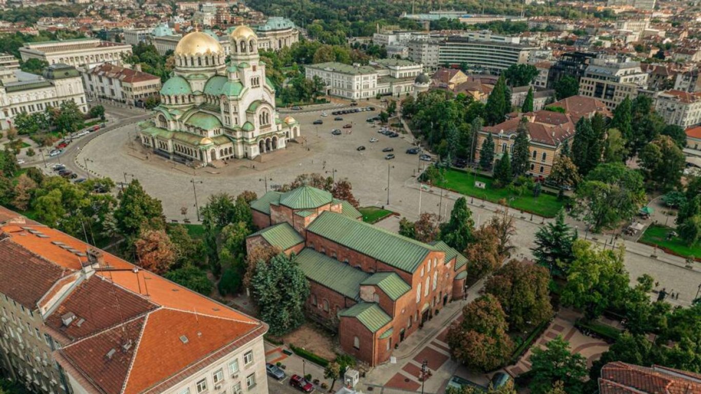 Победа за софиянци: Депутатите опразват паркинга пред храм