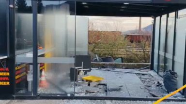 Кола се вряза в кебапчийница на паркинга на супермаркет във Враца (видео)