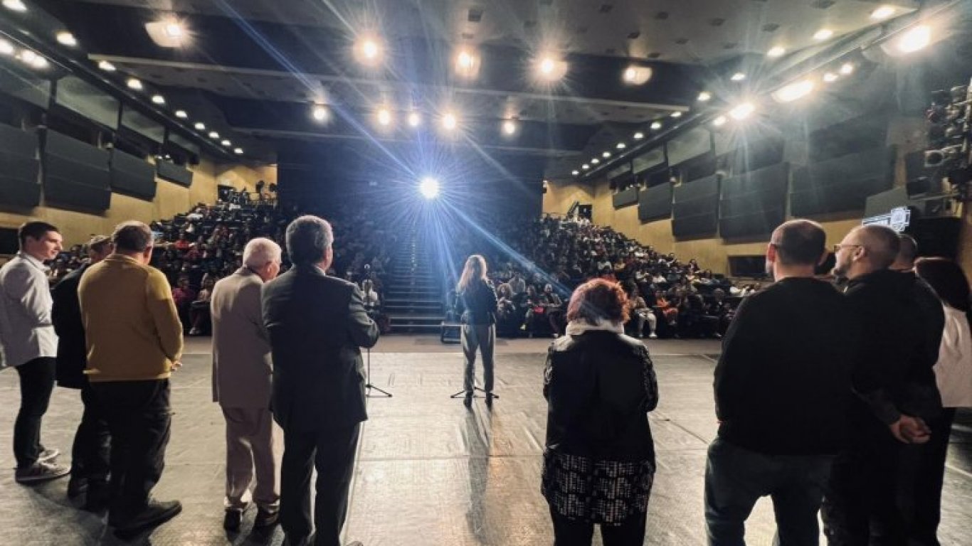 Режисьорът Николай Василев представя филма си "Социално силните" в родния Казанлък на 9 декември