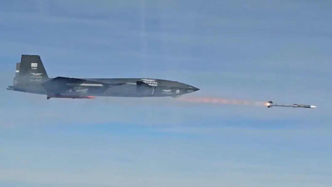 Турски безпилотен изтребител извърши първата в света стрелба по въздушна цел