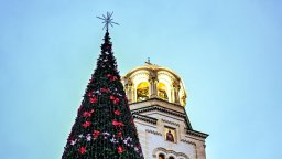 Терзиев отложи запалването на светлините на елхата на София заради протеста