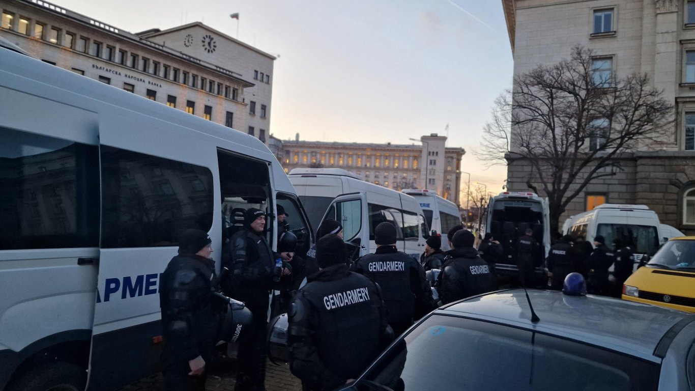 СДВР подготвя щит срещу провокатори: 19 КПП и мобилна колона за протеста в София