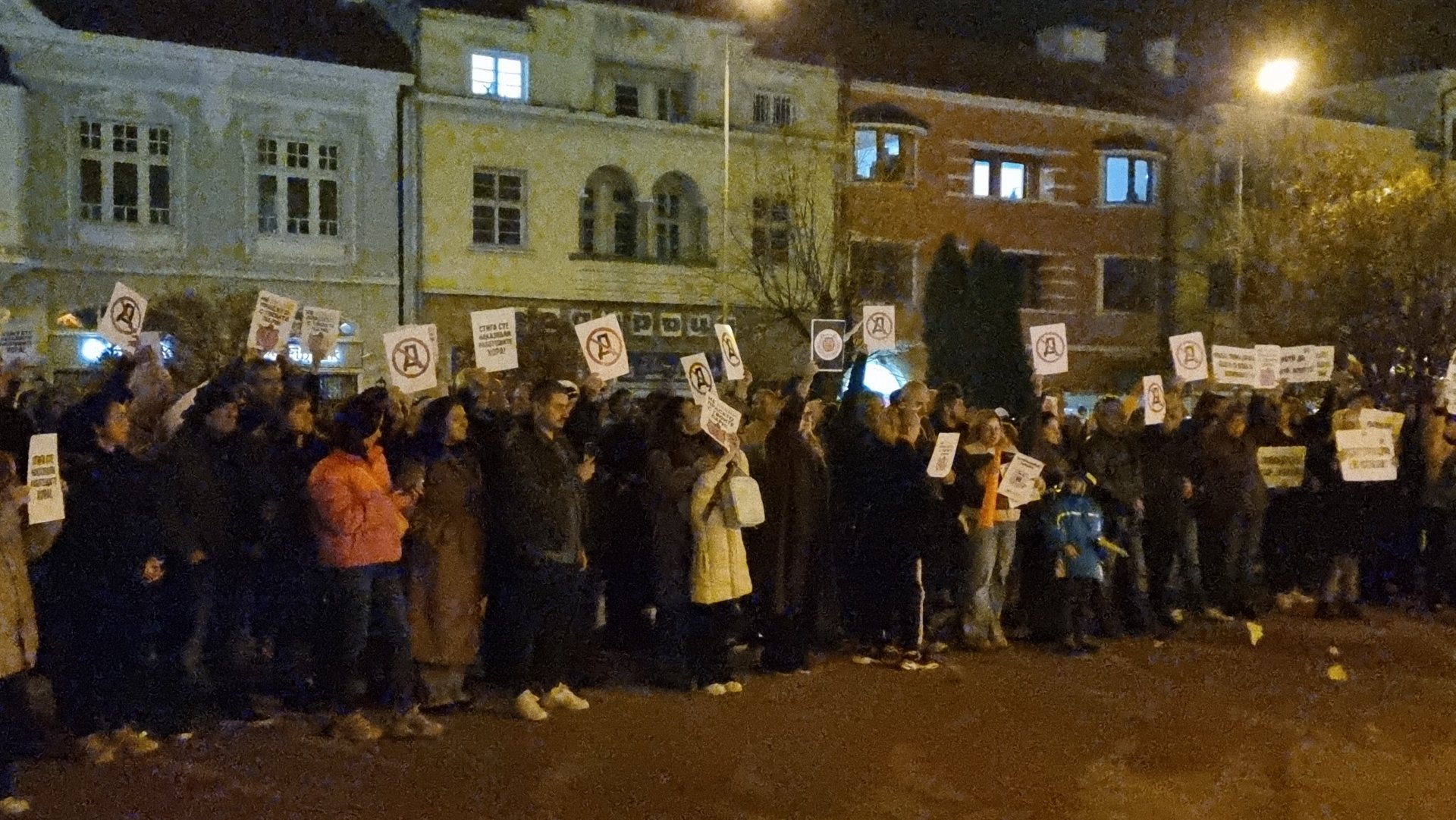 Протестиращите в центъра на Сливен