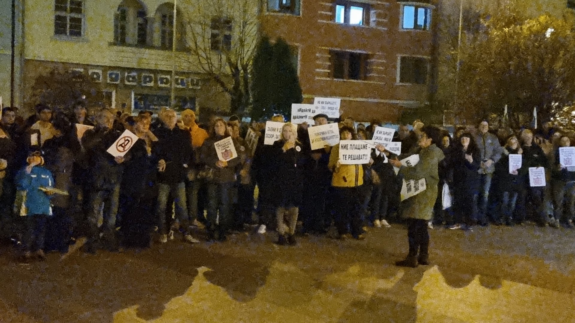 Протестиращите в центъра на Сливен