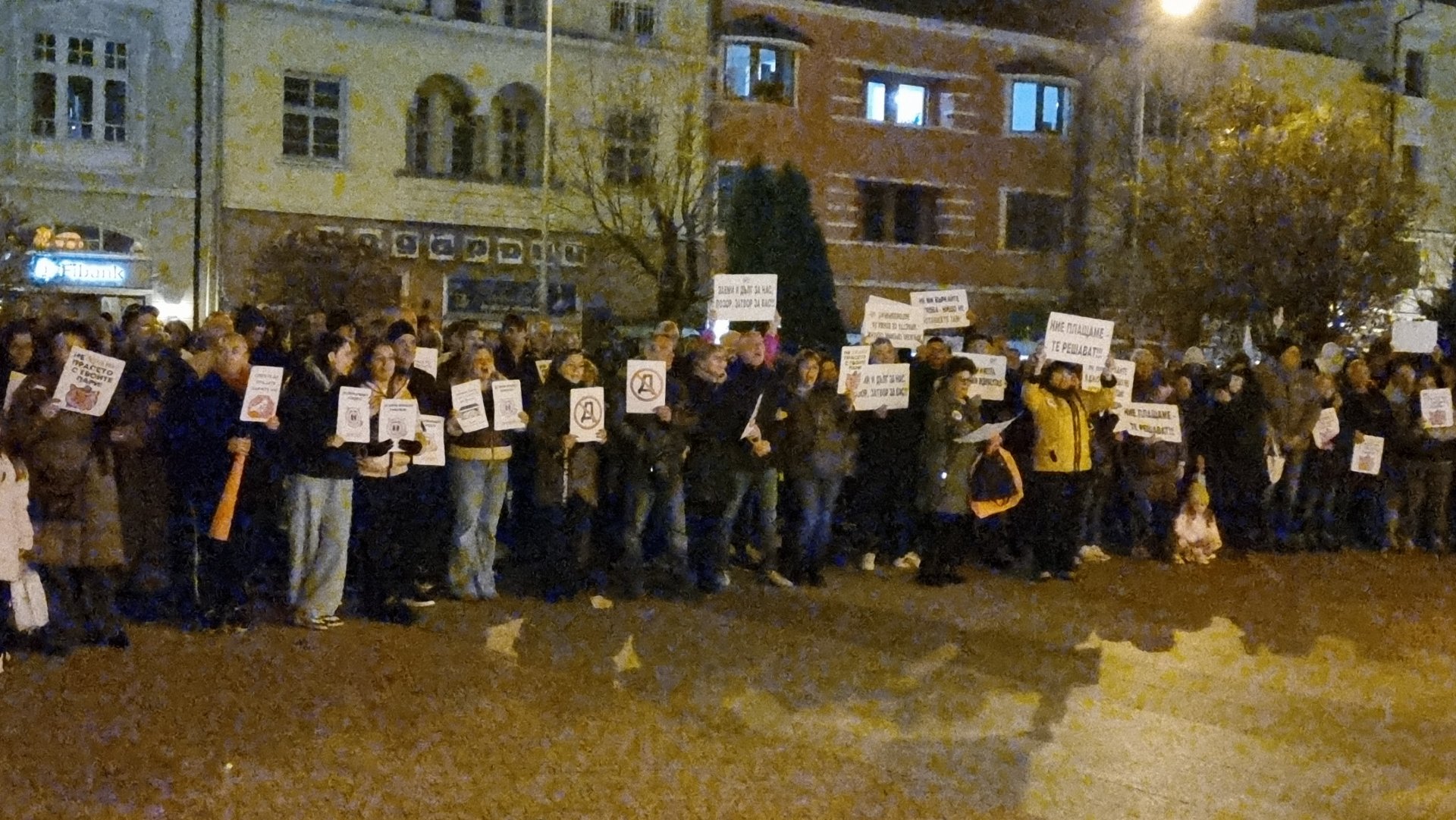 Протестиращите в центъра на Сливен