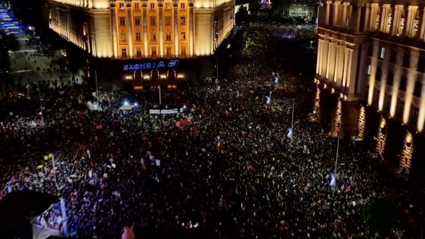 София кипи от гняв: Протестиращи изпълват Триъгълника на властта с апел за оттегляне на бюджета