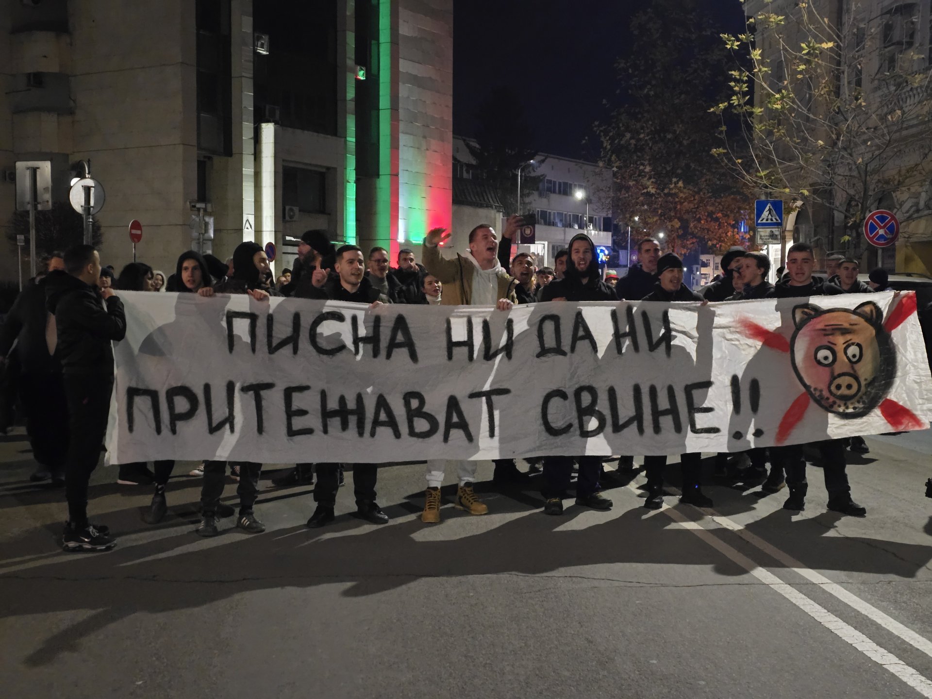 Протестиращите срещу бюджета за 2026 г. в Ловеч тръгнаха и на шествие