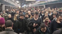 Софийското метро се препълни заради протеста (снимки/видео)