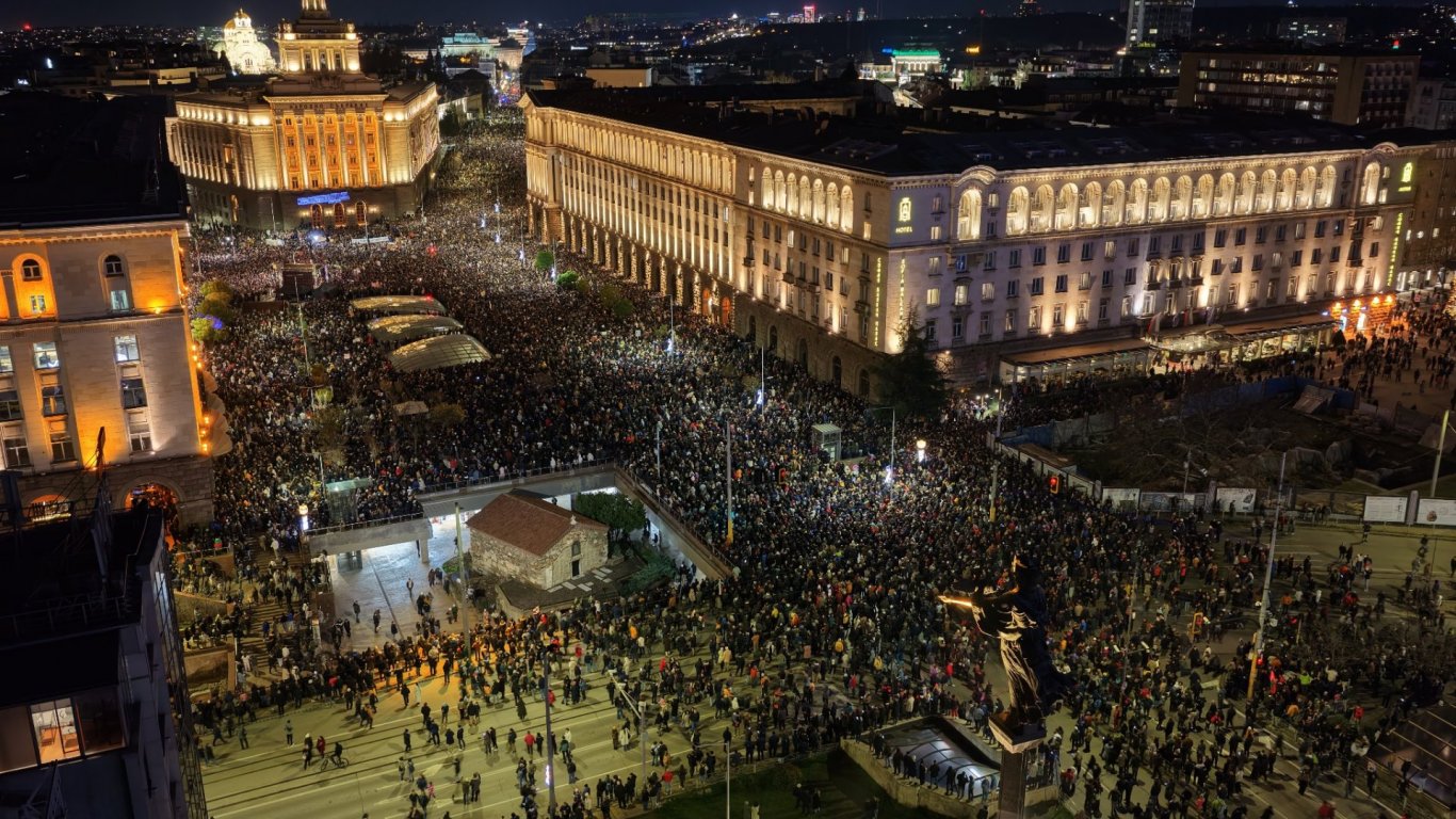 "Оставка" скандира пълен площад с протестиращи в Триъгълника на властта (снимки/видео)
