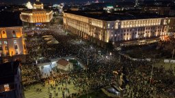 "Оставка" скандира пълен площад с протестиращи в Триъгълника на властта (снимки/видео)