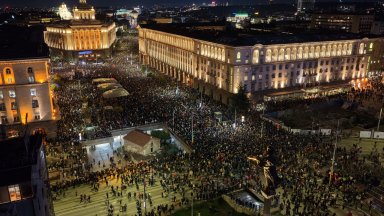 "Оставка" скандира пълен площад с протестиращи в Триъгълника на властта (снимки/видео)