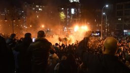 Напрежението във Варна ескалира, полетяха бомбички и бутилки (снимки)