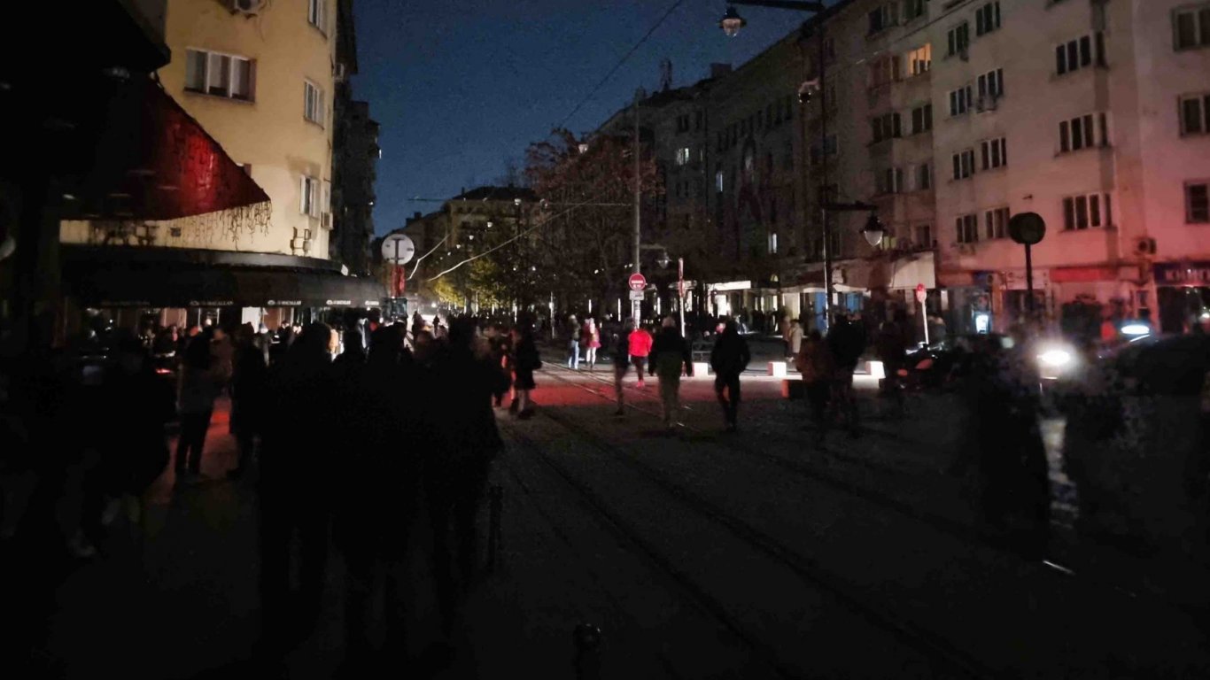 Тъмнина в сърцето на столицата: Пожар в колектор остави без ток три района на София по време на протеста