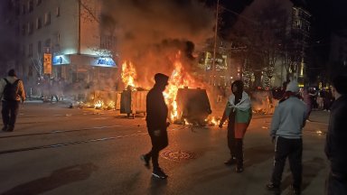 Четирима, замеряли полицаите с камъни и бомбички на протеста, остават в килия