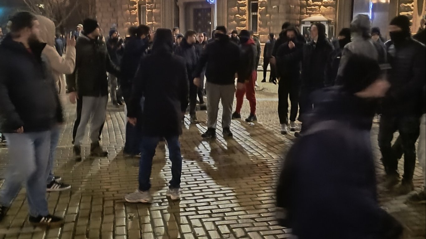 Сблъсък между мирни протестиращи и провокатори пред парламента (снимки/видео)