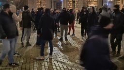 Сблъсък между мирни протестиращи и провокатори пред парламента (снимки/видео)