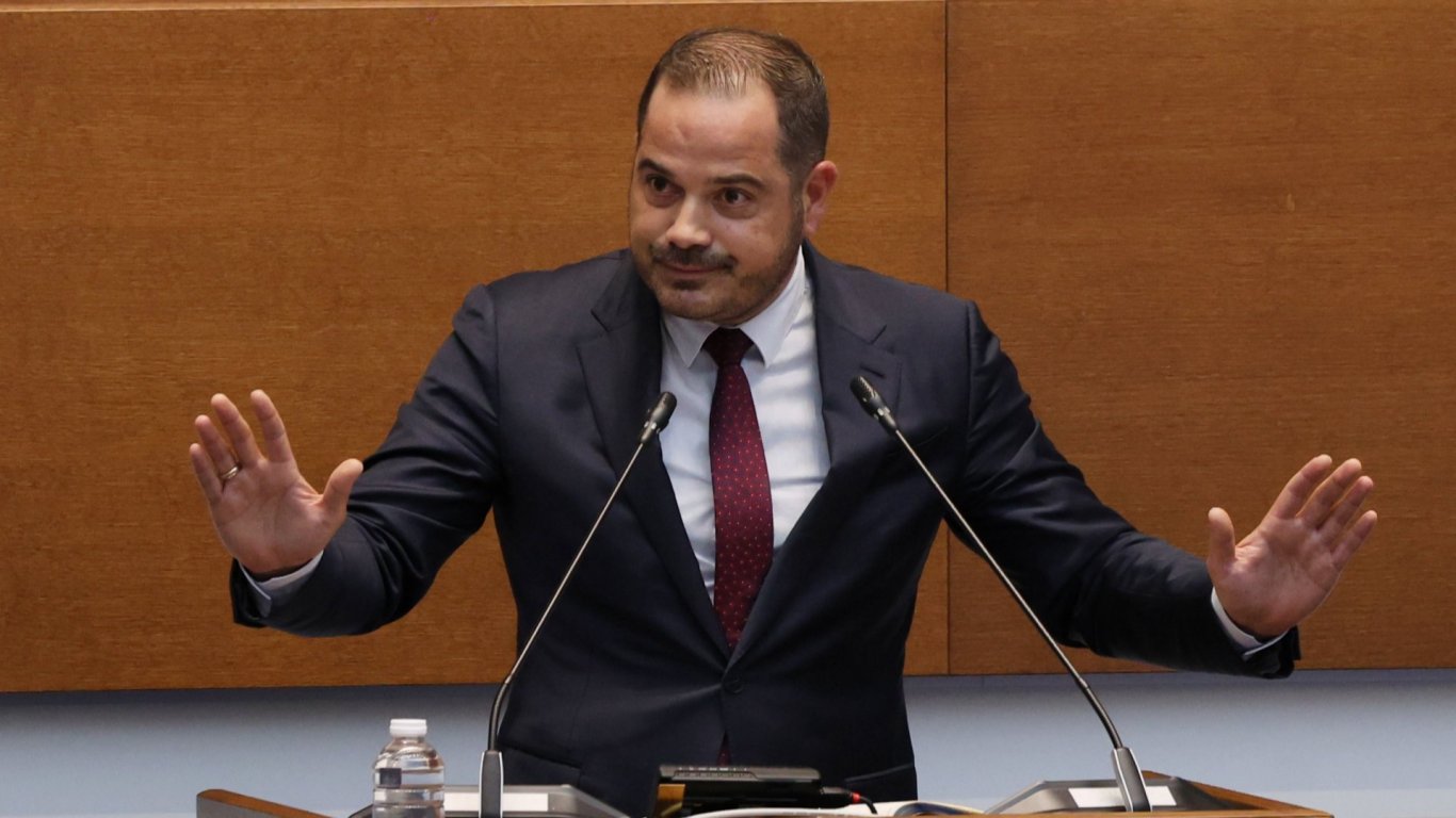 Политическа буря в София: Стоянов обвинява Денков в радикализиране на протестите